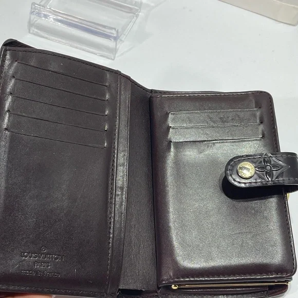 Louis Vuitton Kisslock Wallet in Amarante, preloved. - Picture 16 of 16